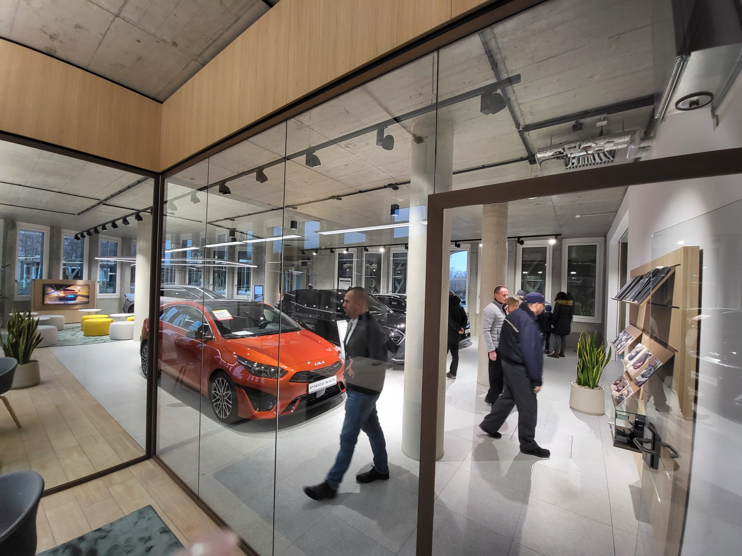 Verkaufsfläche des neuen Kia Autohaus König