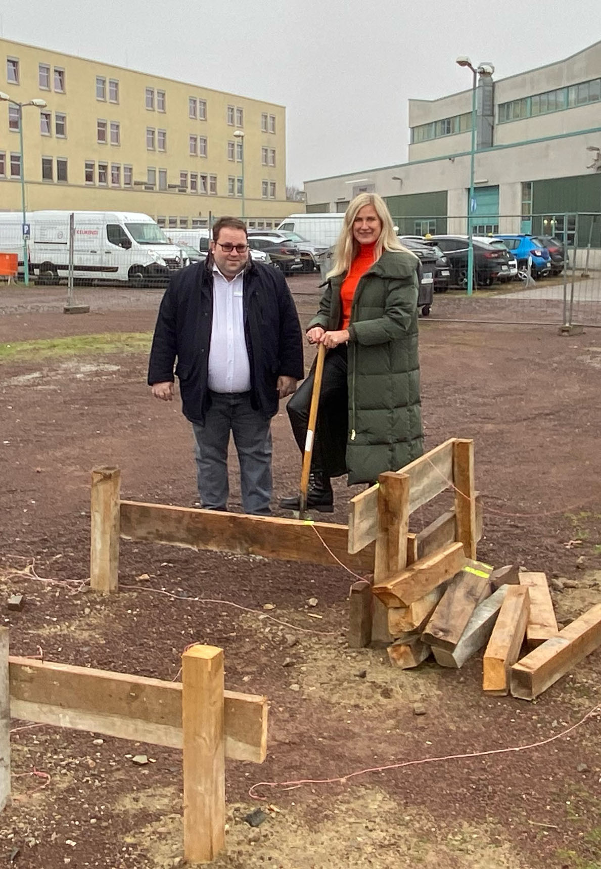 Harry Grieser und Dagmar König beim Spatenstich